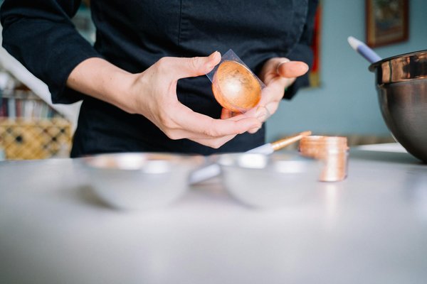 Maîtrisez l'Art de la Bûche de Noël au Chocolat : Préparez une Génoise Aérienne et une Crème Légère en Toute Simplicité !